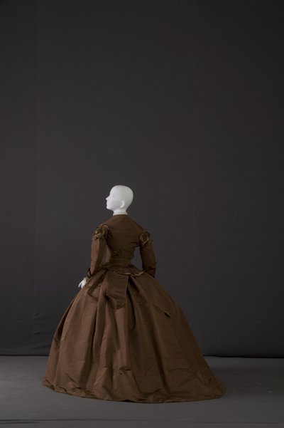 Aussteuerkleid (schräge Rückansicht) von Unknown artist