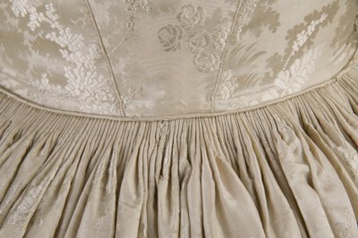 Hochzeitskleid (Rückendetailansicht der Taille) von Unknown artist