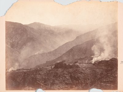 Brennendes Dorf, Black Mountain Expedition von Unknown photographer