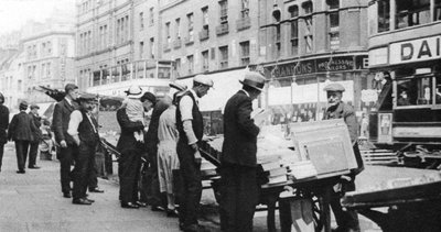 Bücherstände in der Shoreditch High Street, London, 1926-1927 von Whiffin