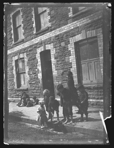 Nora Street, Cardiff, 1893 von William Booth