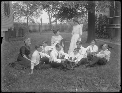 Familie McGovern, Creston Avenue, Bronx, ca. 1911 von William Davis Hassler