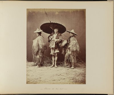Chinesen mit Regenmänteln von William Saunders