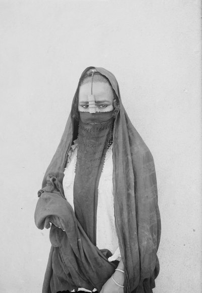 Eine verschleierte Frau, Kairo, ca. 1910 von . .