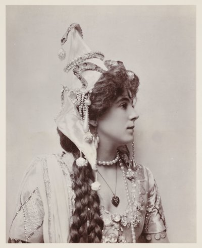 Edwardianisches Porträt, Frau in exotischem Kostüm von John Pardon