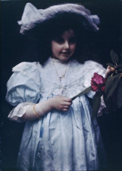 Mädchen in einem weißen Kleid von John Pardon