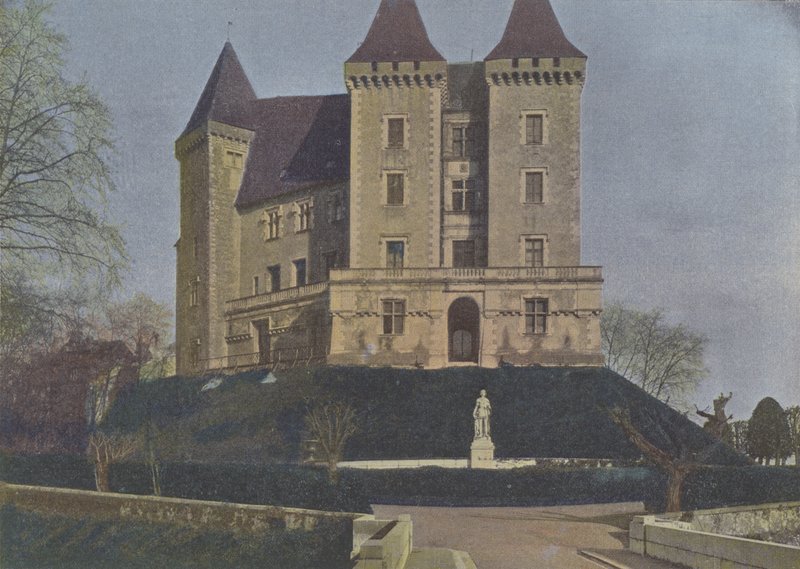 Pau, Das Schloss (Farbfoto) von (after) French Photographer