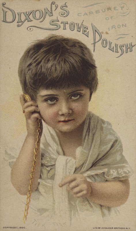 Junge hört auf das Ticken einer Uhr von American School