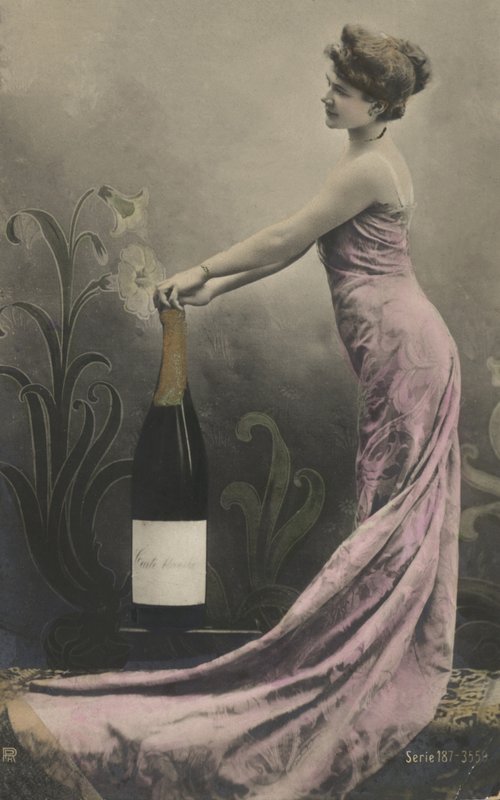 Mädchen mit Champagnerflasche von French Photographer