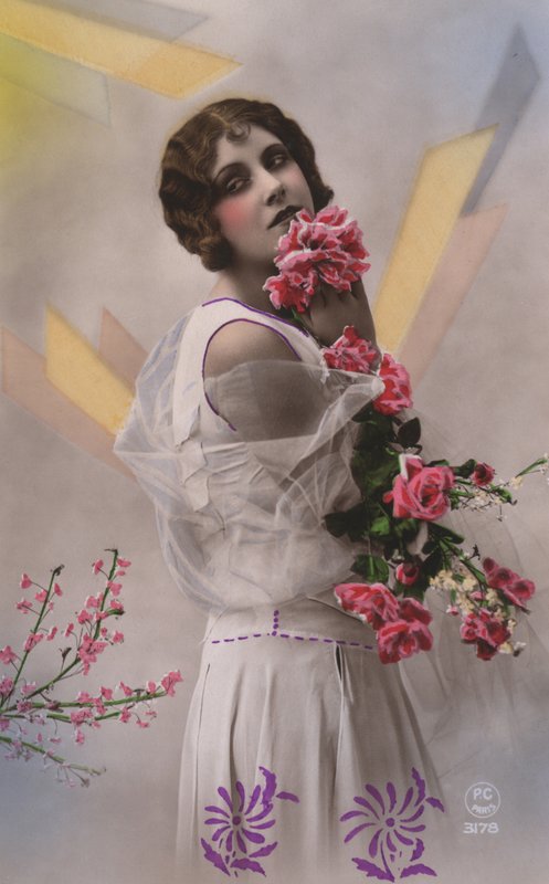 Frau mit Blumen von French Photographer