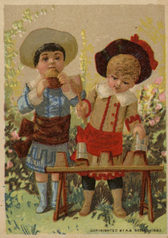 Jungen bauen Matschkuchen von American School