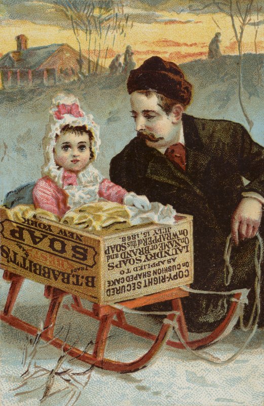 Mädchen sitzt im Seifenkisten-Schlitten von American School