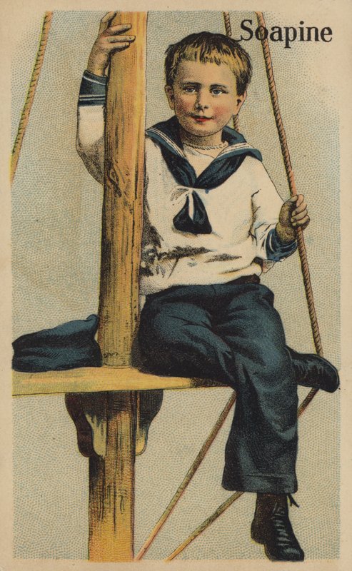 Matrosenjunge sitzt auf Takelage von American School