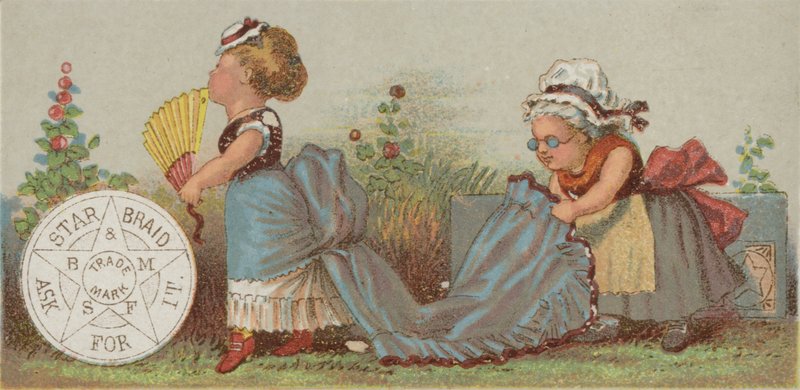 Frau hält Zug des Kleides von American School