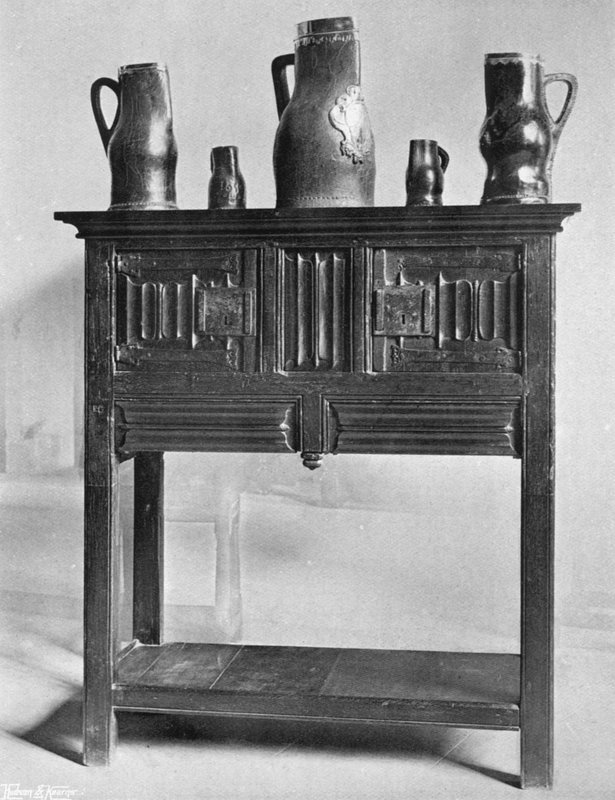 Ein Credence und Schwarze Krüge von Charles Latham