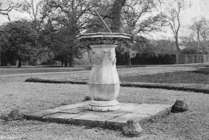 Eine Marmorsonnenuhr von Charles Latham