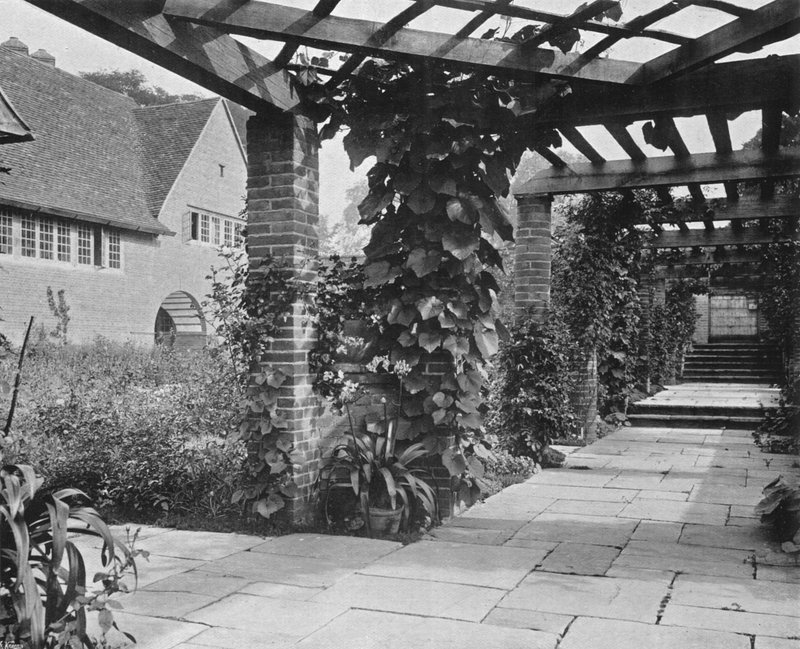 Blick nach Norden entlang der Pergola von Charles Latham
