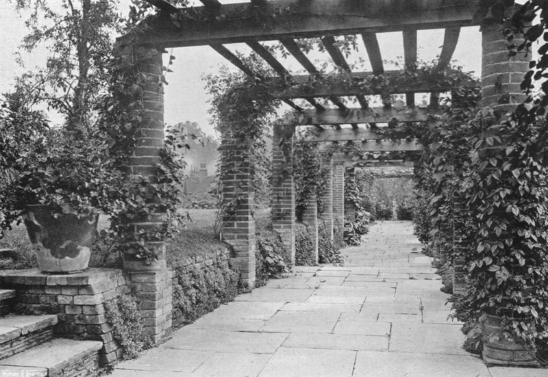 Blick nach Süden entlang der Pergola von Charles Latham