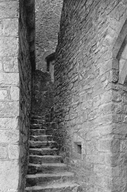 Treppe zur Kapelle und zu den Wehrmauern von Charles Latham