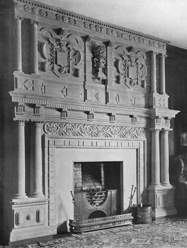 Der Kamin im Zimmer von Dame Eleanor von Charles Latham
