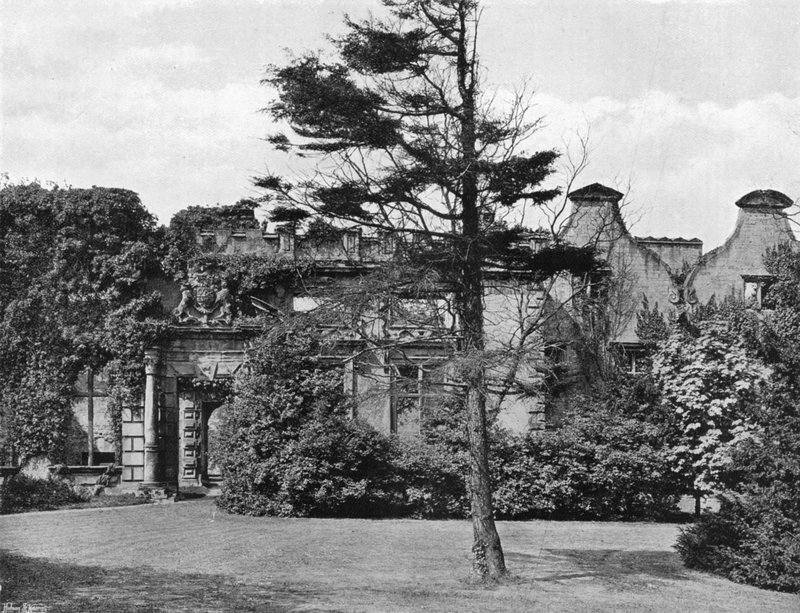 Das Tor der neuen Gebäude von Charles Latham