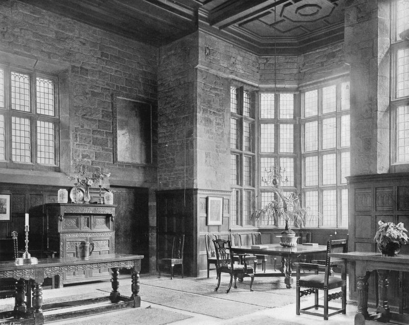 Die Halle - Die Südfensternische von Charles Latham