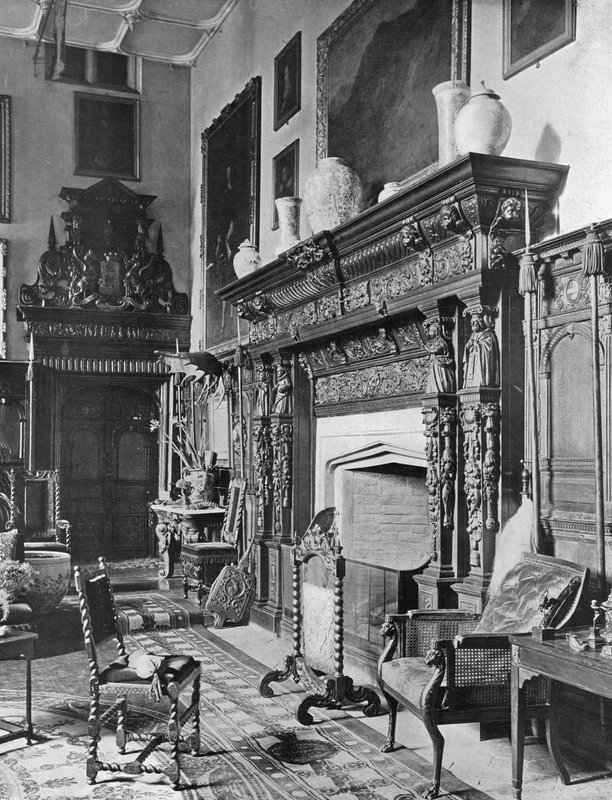 Der Kamin in der Halle von Charles Latham