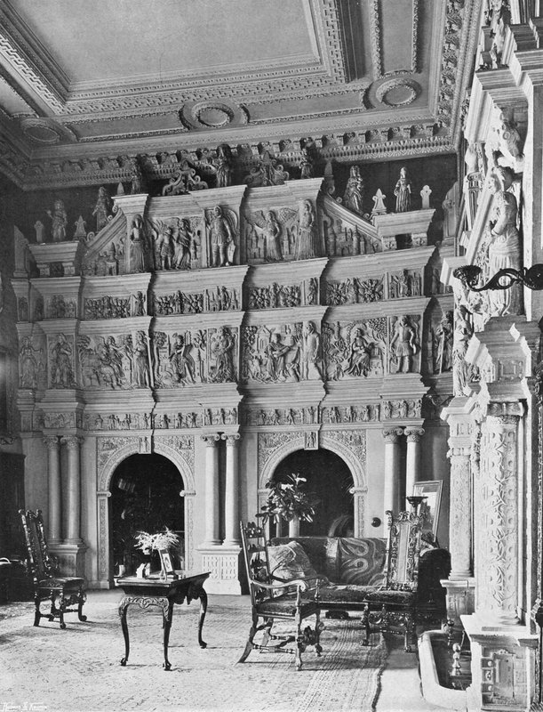 Die Eichenschranke in der Halle von Charles Latham