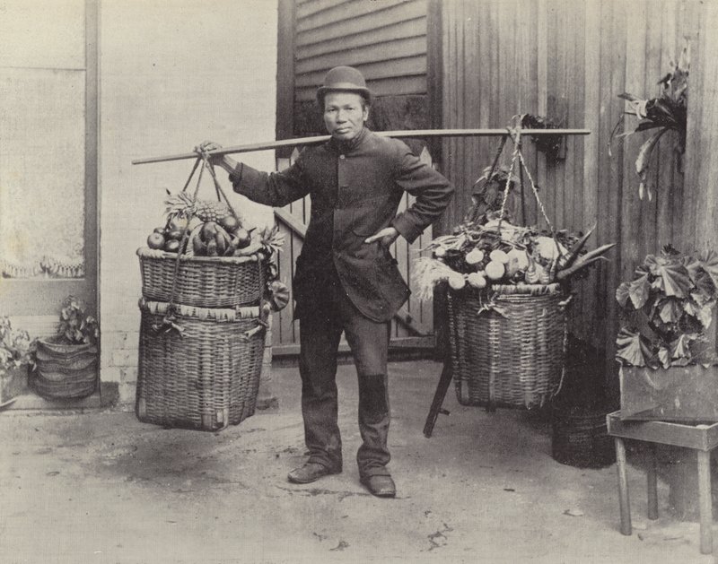Ein chinesischer Gemüsehändler von English Photographer