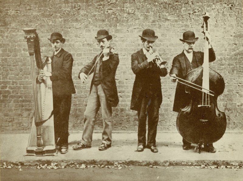 Eine Gruppe von Straßenmusikern von English Photographer