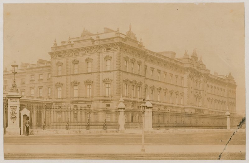 Buckingham Palace, 1876 von English Photographer