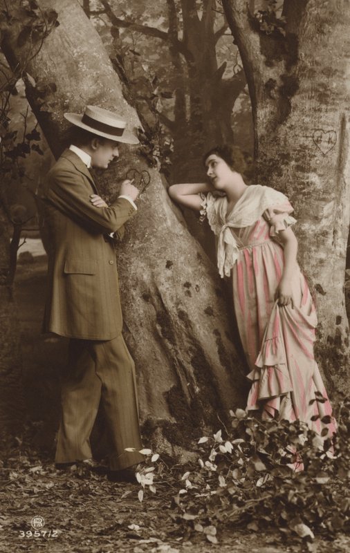 Paar, das seine Initialen in einen Baum ritzt von English Photographer