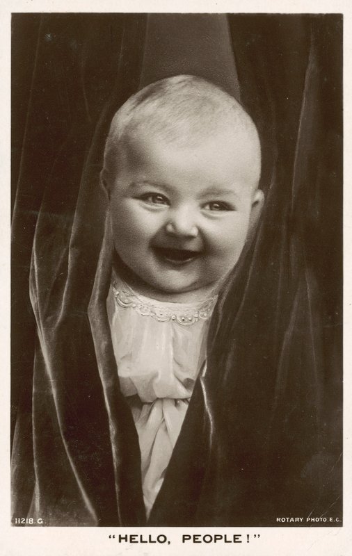 Hallo, Leute! Kind lächelt von English Photographer