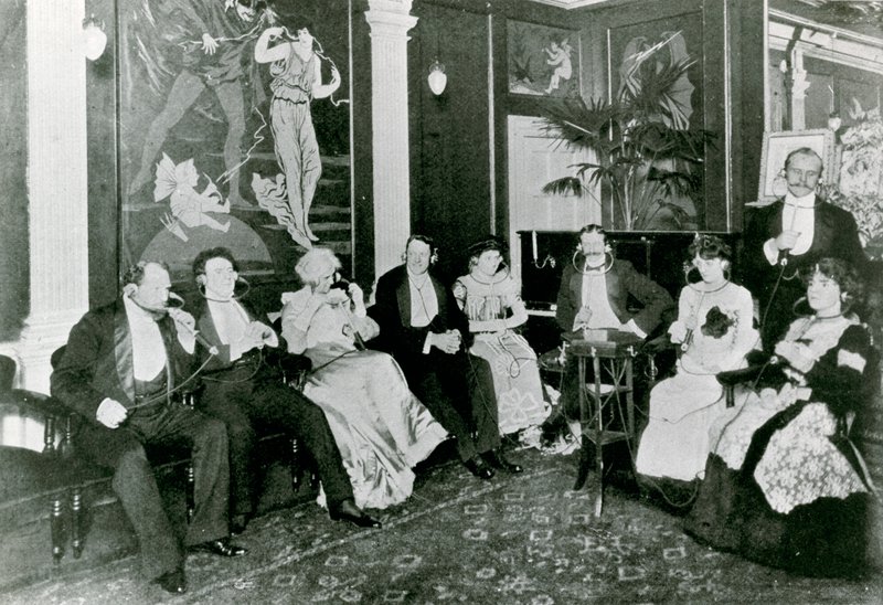 Im Electrophone Salon, Gerrard Street von English Photographer