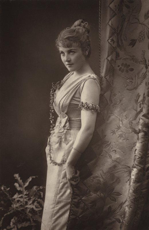 Miss Adelaide Detchon von English Photographer