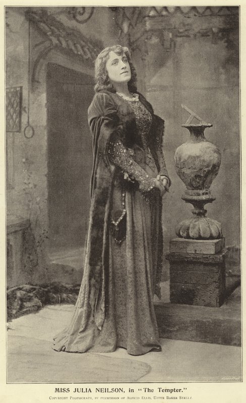 Miss Julia Neilson in The Tempter von English Photographer