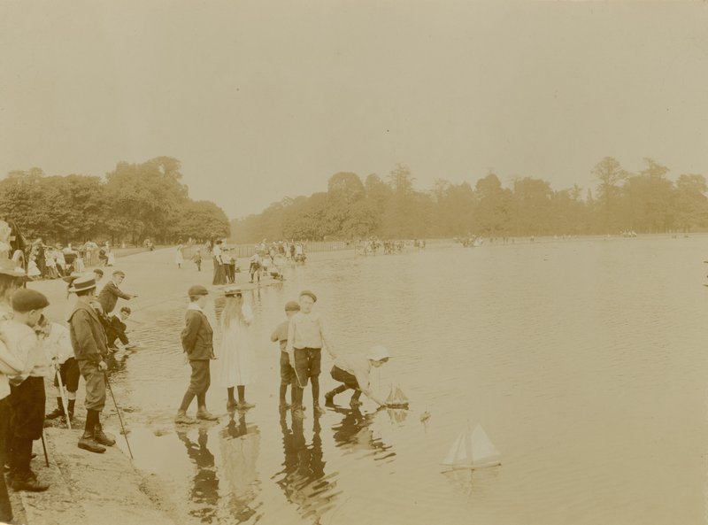 Round Pond, Kensington Gardens, London von English Photographer