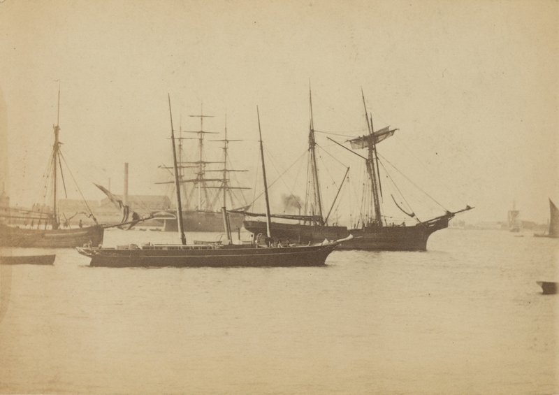 Schiffe und Boote auf der Themse von English Photographer
