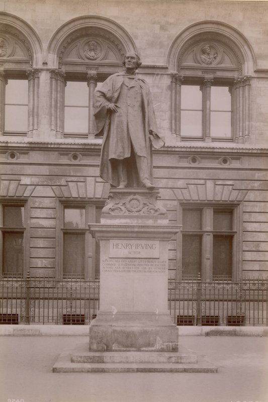 Statue von Henry Irving von English Photographer