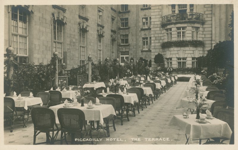 Terrasse des Piccadilly Hotels, London von English Photographer