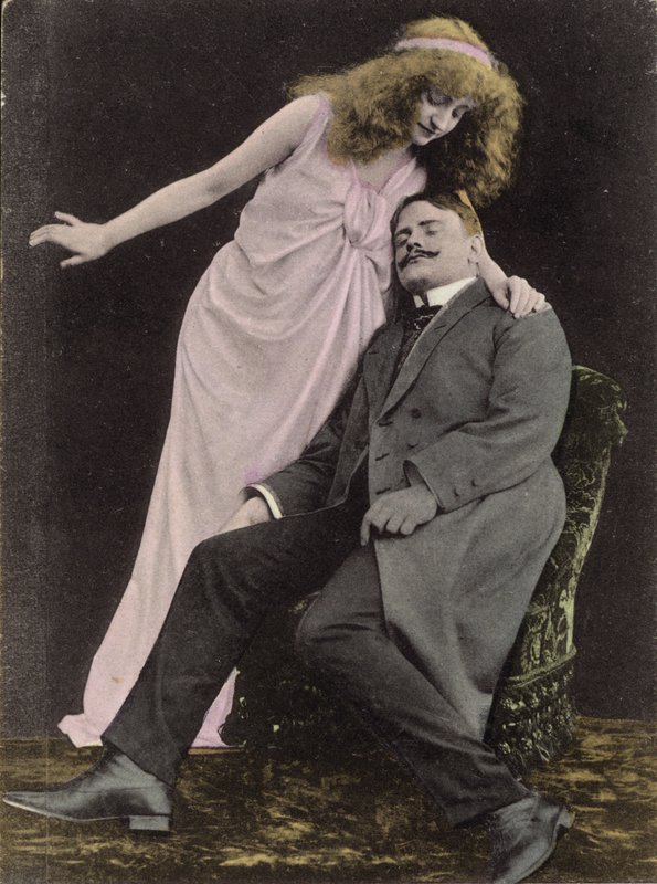 Frau, die über einen schlafenden Mann schaut von English Photographer