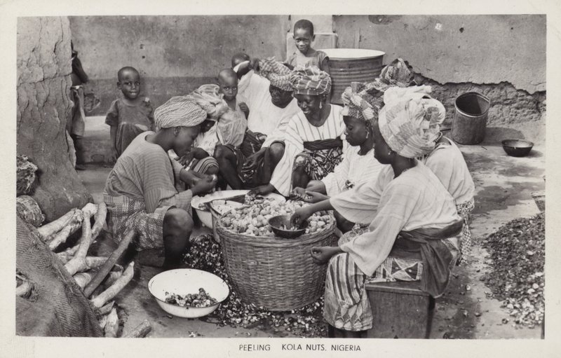 Frauen schälen Kolanüsse, Nigeria von English Photographer