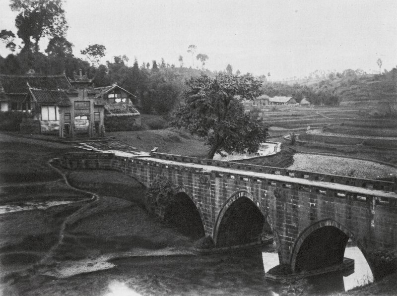 Luchou, Tzeliutsing, Szechuan, Landschaft (s/w Foto) von Ernst Boerschmann