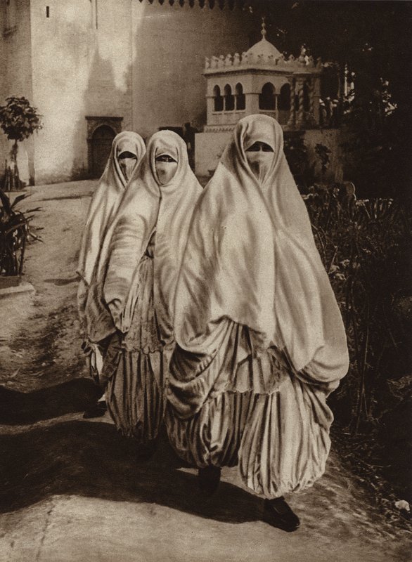Algier, Frauen beim Spaziergang von European Photographer