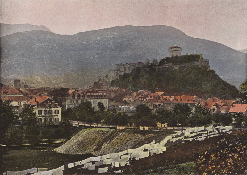 Lourdes, die Stadt und das Schloss von European Photographer