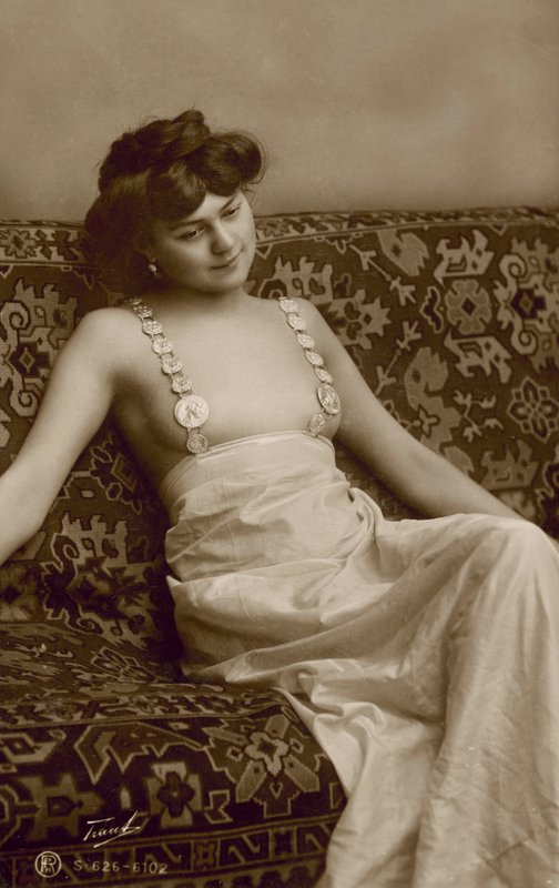 Frau in einem gewagten Kleid von European Photographer