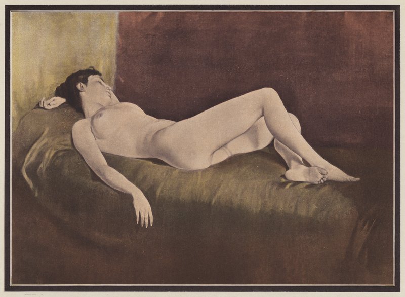 Frau auf einem Bett liegend von European School