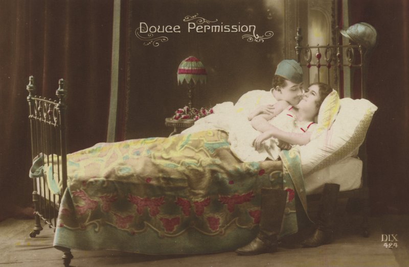 Paar küsst sich im Bett von French Photographer