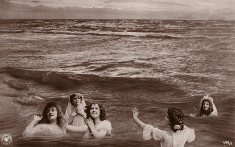 Fünf bekleidete Frauen im Meer (Fotokollage) von French Photographer