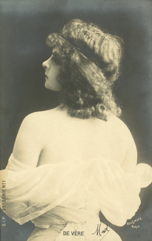 Mädchen, das über die Schulter schaut von French Photographer